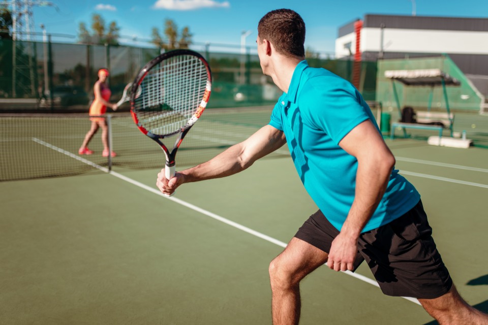 TC 1913 Düsseldorf e. V. - Zwei Tennisspieler auf einem grünen Tenniscourt