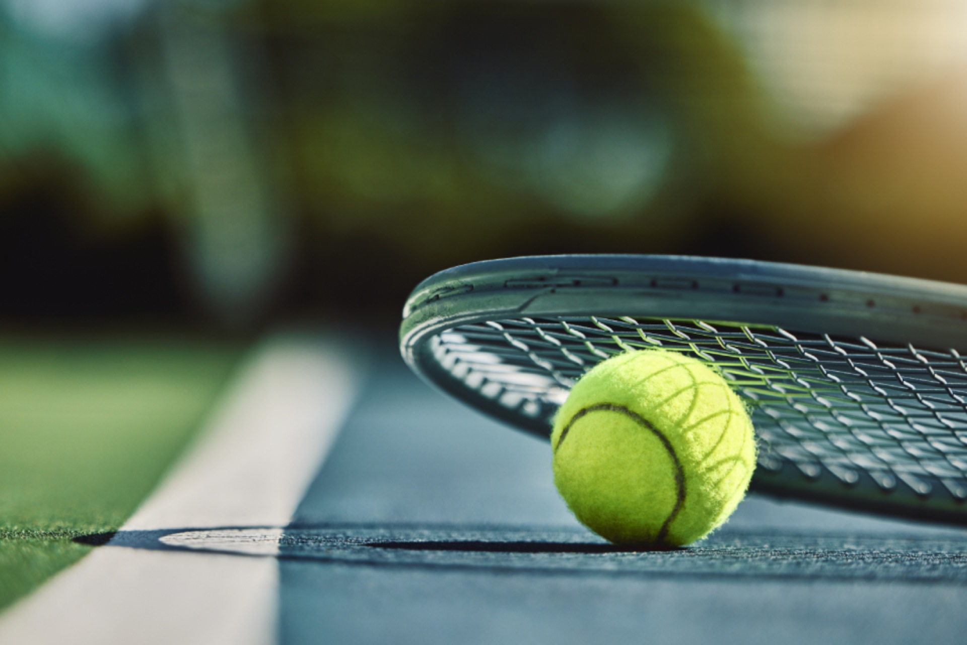 TC 1913 Düsseldorf e. V. - Tennisball und Tennisschläger liegen auf einem Court