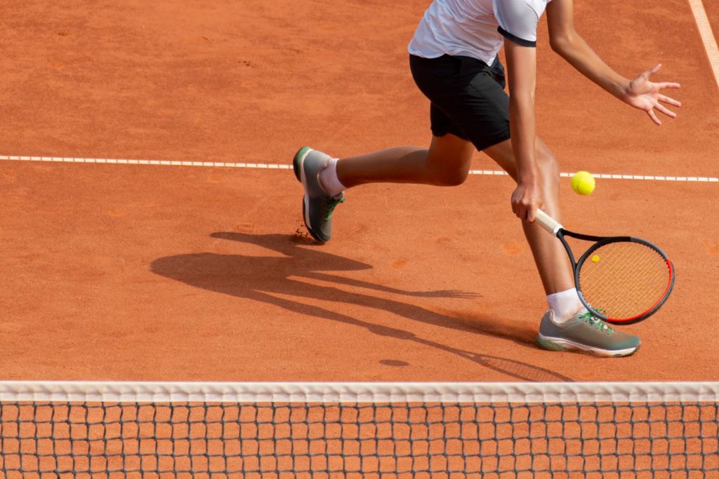 TC 1913 Düsseldorf e. V. - Ein Tennisspieler beim Ausfallschritt zum Ball